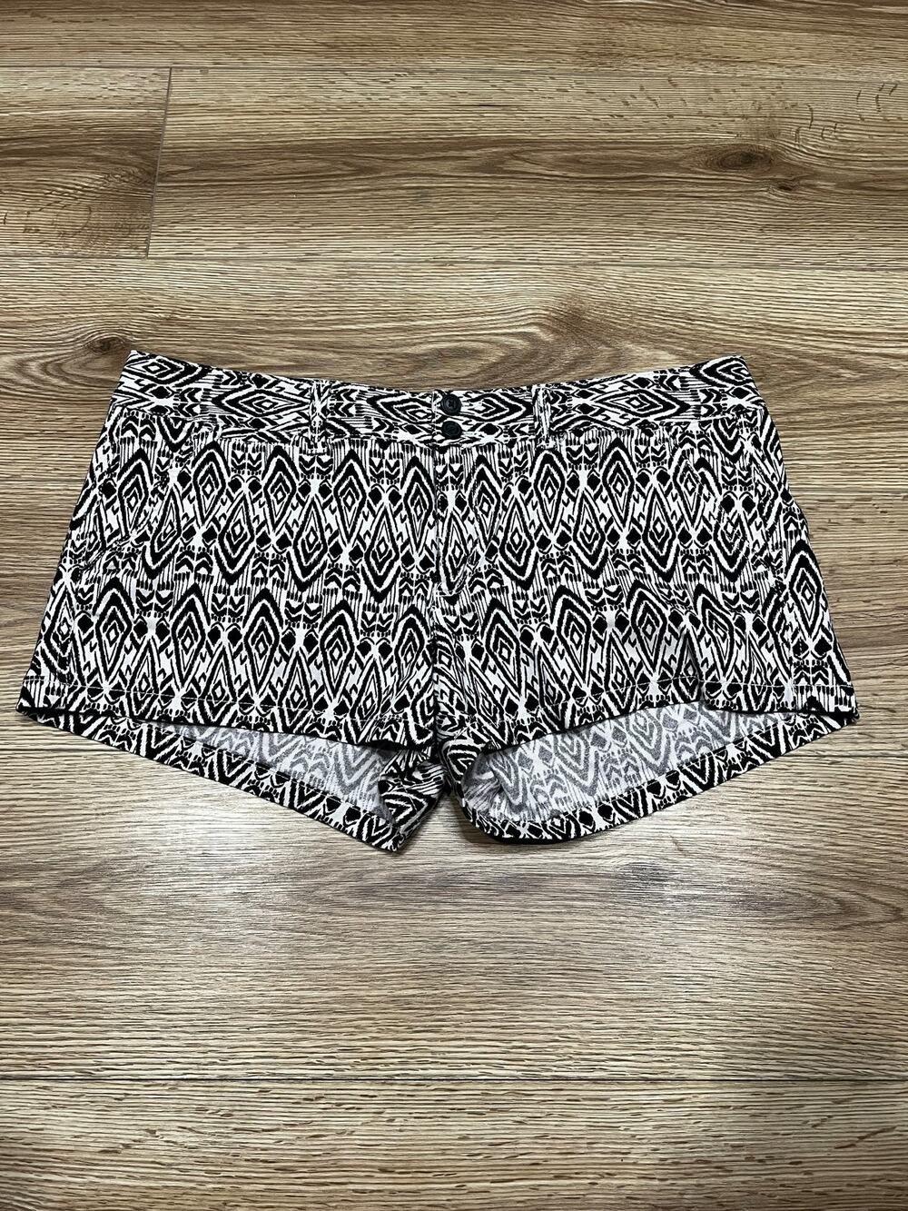 American Eagle Outfitters Womens Shorts Size 12 Black White Stretch Patter (A00)